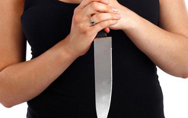 genc-qiz-ogey-atasini-bicaqladi